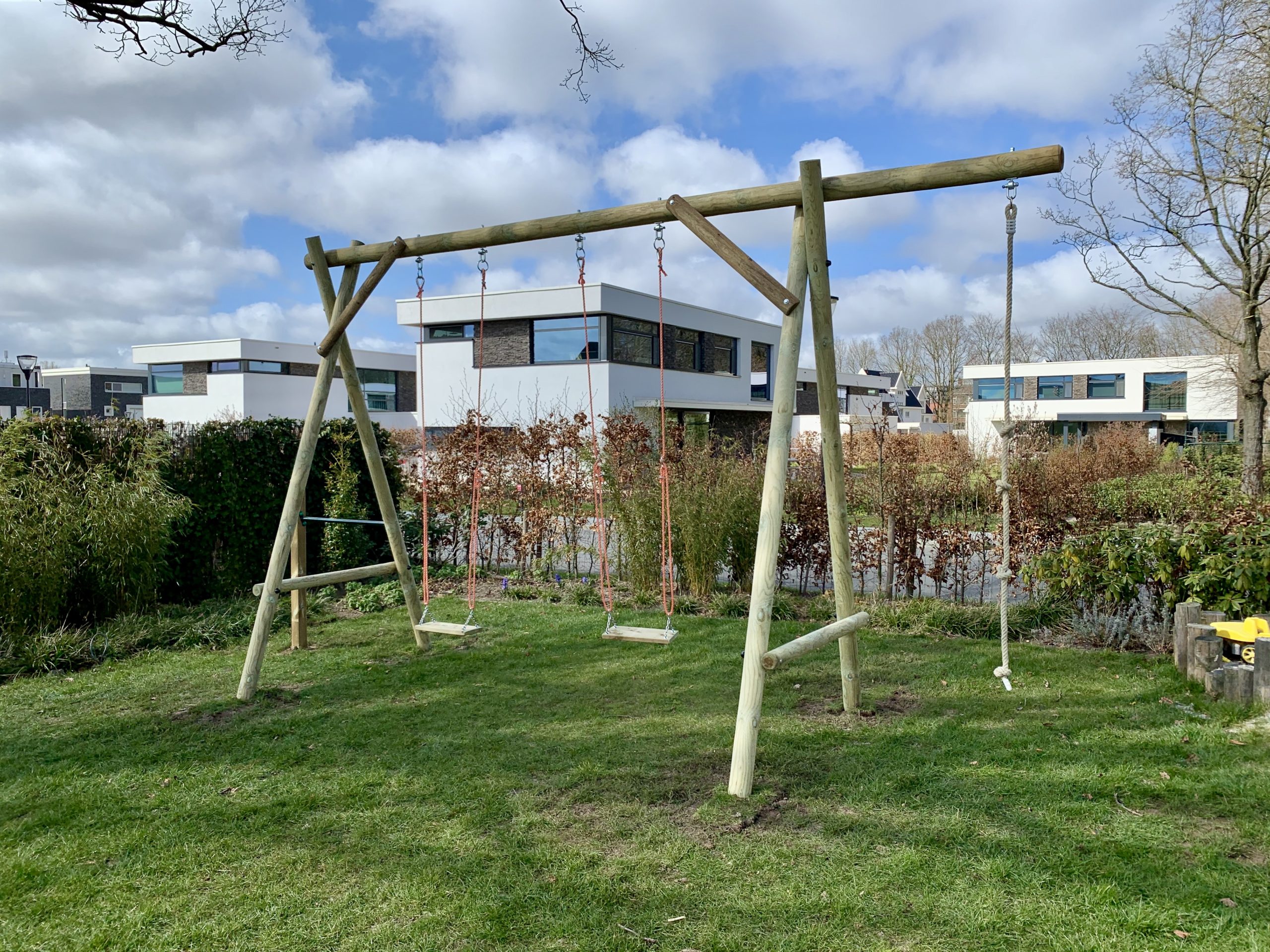 Dubbele schommel met ronde palen Drenthen Hout &amp; Constructiebedrijf